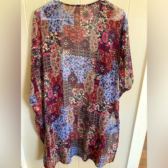 👚(bundle 4 items w/👚for $16) Beautiful cover up - Picture 1 of 7